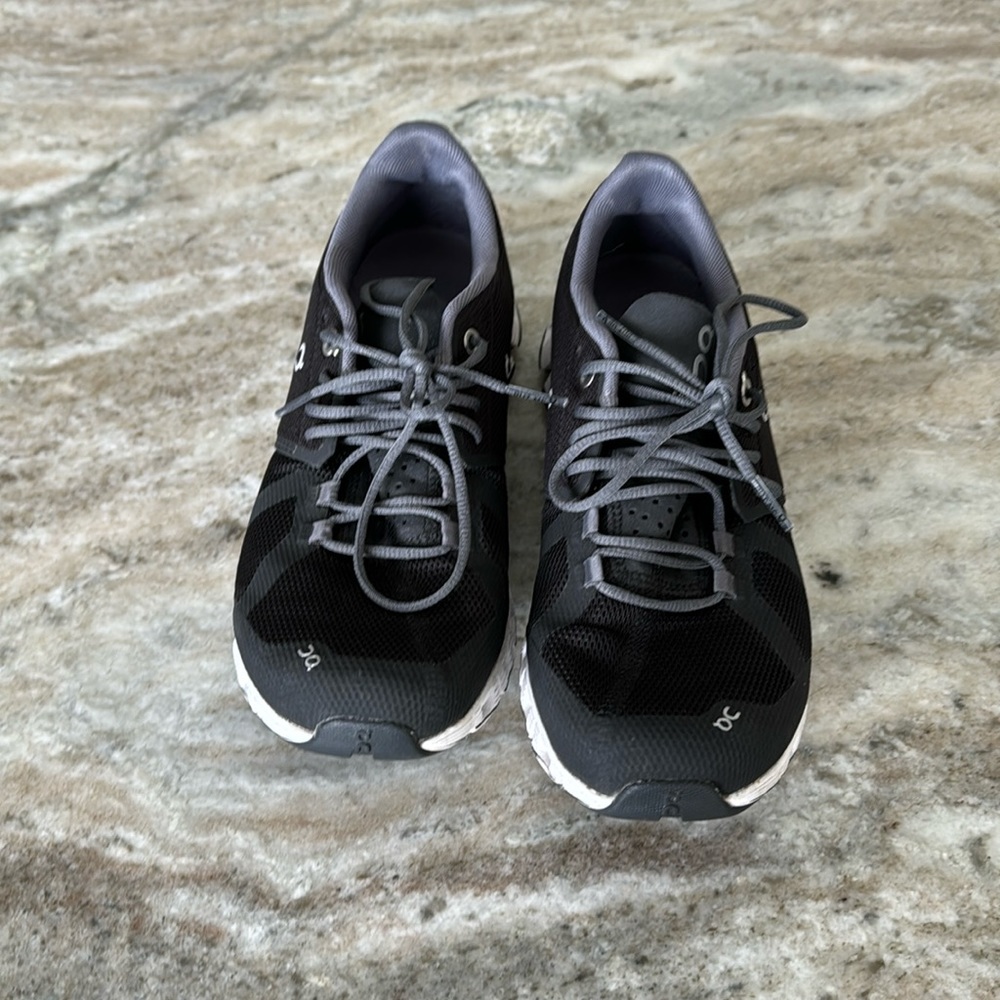 On Cloud Sneakers 7.5 black grey white, fit like 7